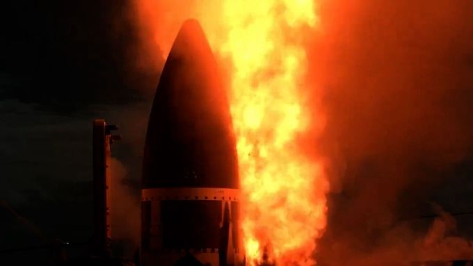 USA nad Havají vypustily balistickou raketu, za ní poslaly střelu SM-3, aby ji ve vesmíru zničila.