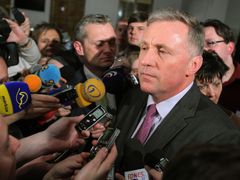 Mirek Topolánek odpovídá novinářům poté, co opozice uspěla s hlasováním o nedůvěře vládě.