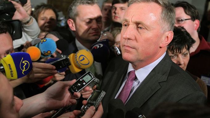 Mirek Topolánek odpovídá novinářům poté, co opozice uspěla s hlasováním o nedůvěře vládě.