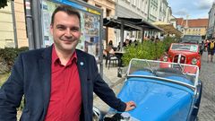 Petr Macinka před automobilem z roku 1934, který v sobotu řídil v rámci předvolební akce Motoristů sobě.