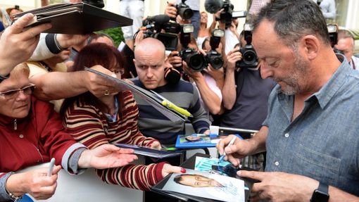 Jean Reno rozdává autogramy před hotelem Pupp