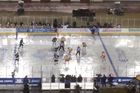 Video: Hokej na vodě. Venkovní zápas v AHL nezastavil ani silný déšť