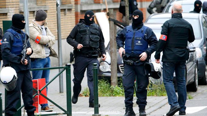 Francouzská policie hledá teroristy z Paříže.