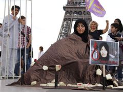 Protest proti ukamenování Aštíaníové v Paříži.