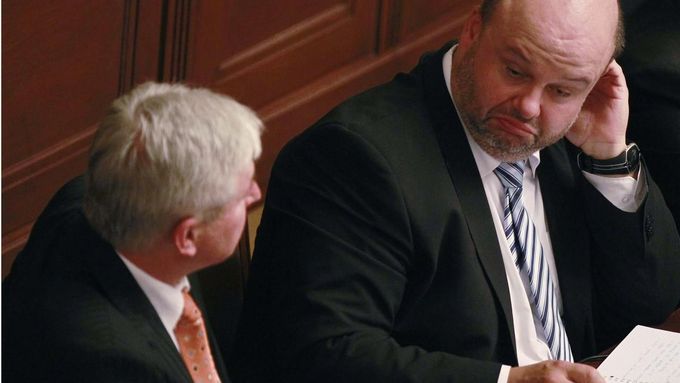 Jiří Rusnok a Martin Pecina během hlasování o nedůvěře jeho kabinetu