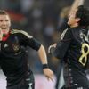 Bastian Schweinsteiger a Mesut Özil oslavují gól Německé reprezentace