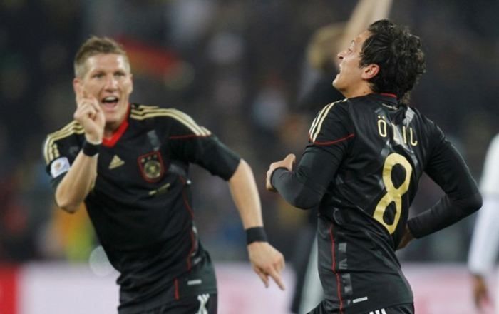 Bastian Schweinsteiger a Mesut Özil oslavují gól Německé reprezentace