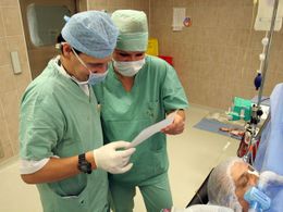 2:05 Anesteziologové si pochvalují hladký průběh operace. Sestra Richard Andršt ukazuje kolegyni, co přišlo potrubní poštou z oddělní ARO III.
