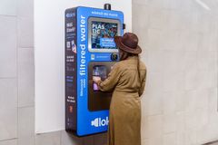 Na nádražích startují automaty na filtrovanou vodu. Vyžadují aplikaci nebo kartu