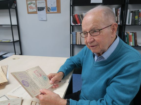 Petr Arton v Archivu bezpečnostních složek v Praze, kde se našla složka s jeho dokumenty, mj. cestovní pas obsahující vzácné vízum vystavené japonským konzulem.