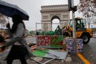 Foto: Centrum Paříže jako krajina po bitvě. Po demonstraci zbyla ohořelá auta a chaos