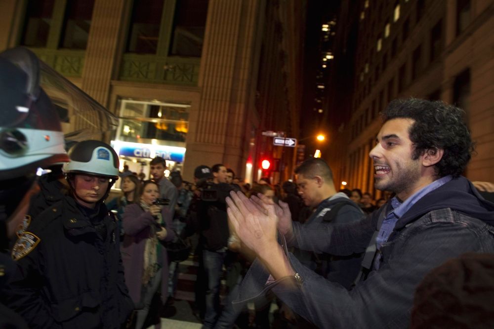 Policie rozhání účastníky hnutí Okupuj Wall Street 15. 11.
