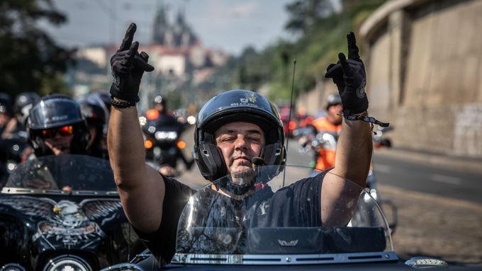 Na 800 Harleyů projelo Prahou. Apokalyptické stroje jako by ujely ze Šíleného Maxe