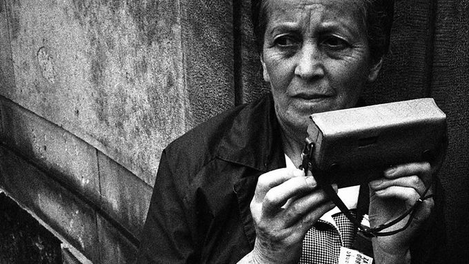Fotografie Gustava Aulehly skvěle zachycují úzkost, vzdor i semknutost obyvatel Československa v srpnu 1968.