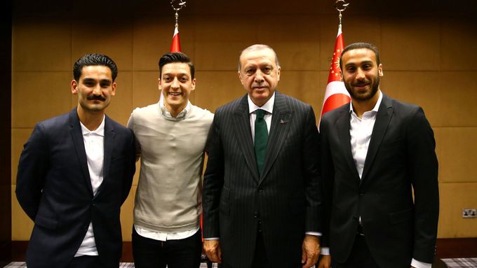 Němečtí reprezentanti Ilkay Gündogan a Mesut Özil s tureckým prezidentem Erdoganem. Po prezidentově levici také turecký fotbalista Cenk Tosun.