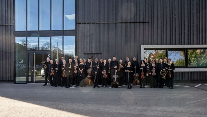 Freiburský barokní orchestr hraje bez dirigenta, řídí ho koncertní mistr.