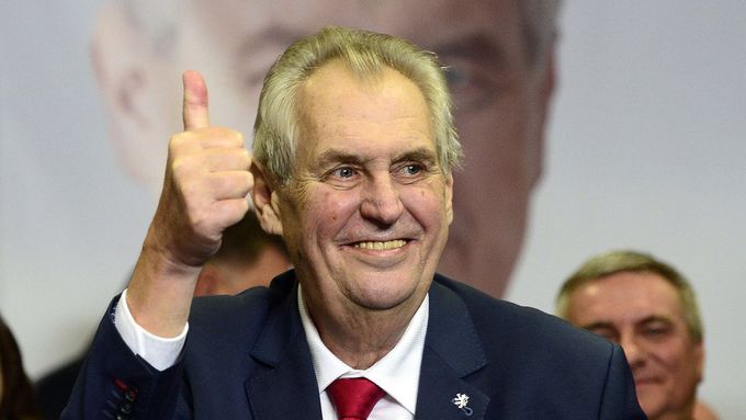 Miloš Zeman s vítězným gestem ve svém volebním štábu