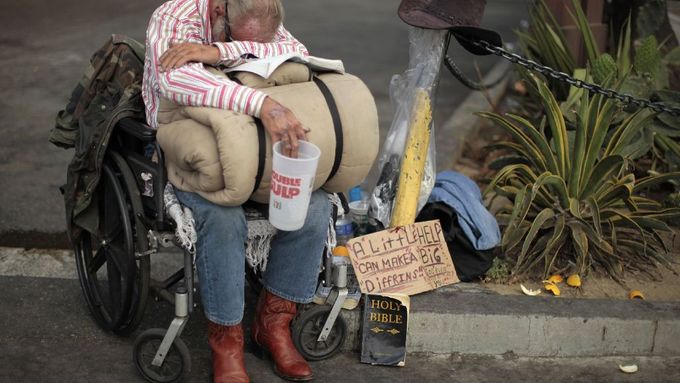 Žebrající bezdomovec v centru Los Angeles, v Kalifornii.