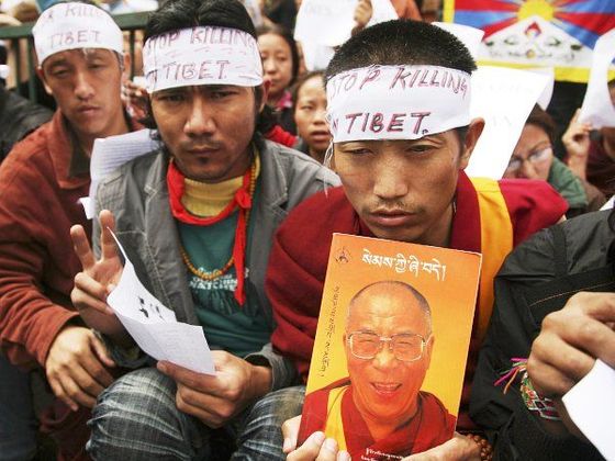 V souvislostech: Tibetští demonstranti
