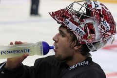 Kovář vychytal první nulu v sezoně KHL, k vítězství přispěl i Salák