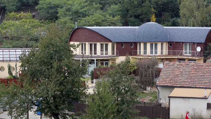 Rodinné sídlo Frkala a Jírkové, vlevo krytý bazén.