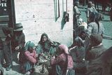 Středoevropským Romům se také jinak říká Sinti (Sintové). Romové žili hlavně nomádským životem jako kočovníci se stany a karavany. Ve městech si je většinová společnost často zaškatulkovala jako žebráky. Na snímku z roku 1942 Romové v bulharské metropoli Sofia.