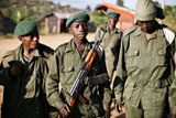 Voják z řad dětských bojovníků nazývaných "Kadogo" v jižním Kongu