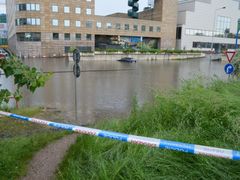 Zaplavená Pobřežní ulice v pražském Karlíně, voda zde vystoupala během několika minut o půl metru