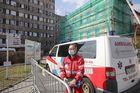 Krajská nemocnice v Liberci se ve snaze ochránit před koronavirem kompletně uzavřela. Tímto opatřením vyniká mezi českými špitály.