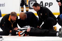 "Děsivý okamžik." Rozhodčího v NHL odvezli z ledu na nosítkách