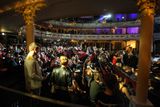 Ale zpátky na začátek. V Hudebním divadle Karlín je plno. Diváky čeká výživná porce dvouapůlhodinového programu.