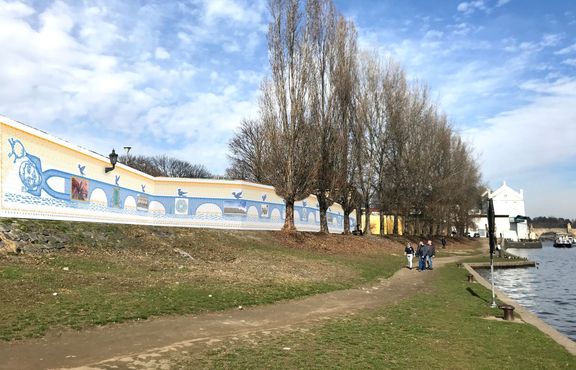 Vizualizace 70 metrů dlouhé malby Petra Síse, která vznikne na pražské Kampě.