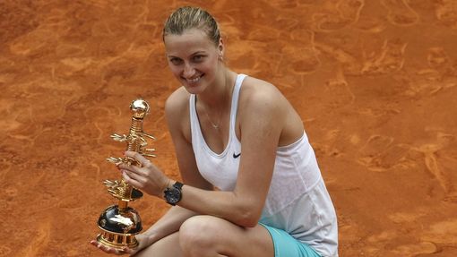 Tenis, Petra Kvitová s trofejí pro vítězku turnaje v Madridu.