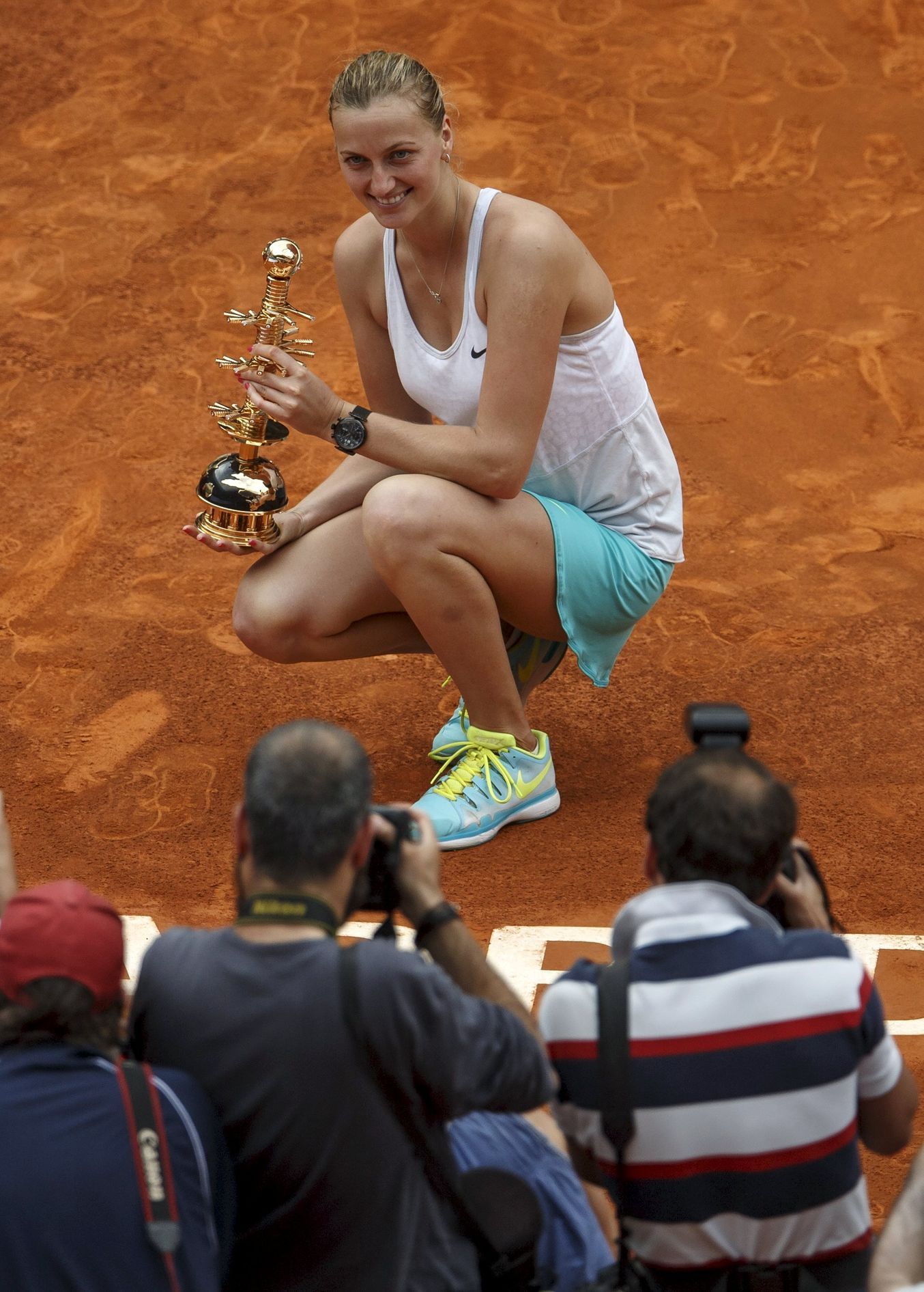 Tenis, Petra Kvitová s trofejí pro vítězku turnaje v Madridu.