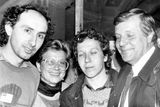 Ewa Klosová (druhá zleva), Polka žijící v Praze, která pomáhala organizovat ukrývání disidenta Stanislava Devátého na podzim 1989 právě ve Vratislavi. První zprava je pak spisovatel Karel Hvížďala.