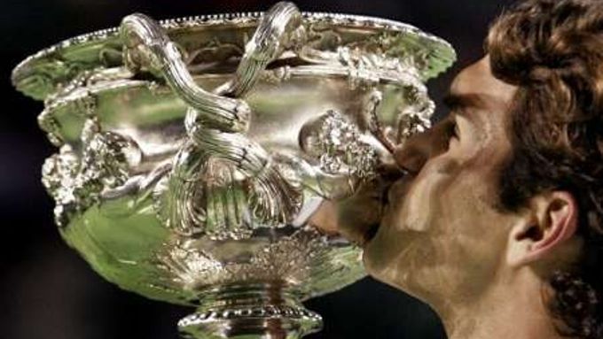 Švýcarský tenista Roger Federer líbá trofej pro vítěze Australian Open v Melbourne.
