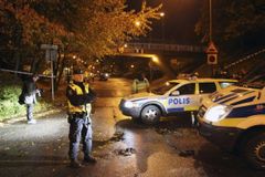 Čtyři maskovaní útočníci postřelili v jihošvédském Malmö čtyři lidi. Jeden je v kritickém stavu