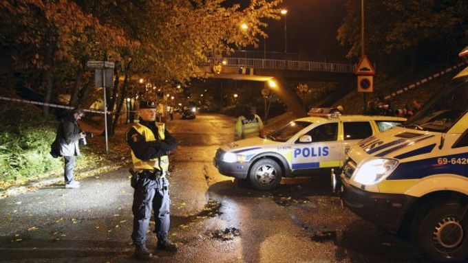 Policie prohledává místo, odkud střelec v Malmö pálil na jednu ze svých obětí.