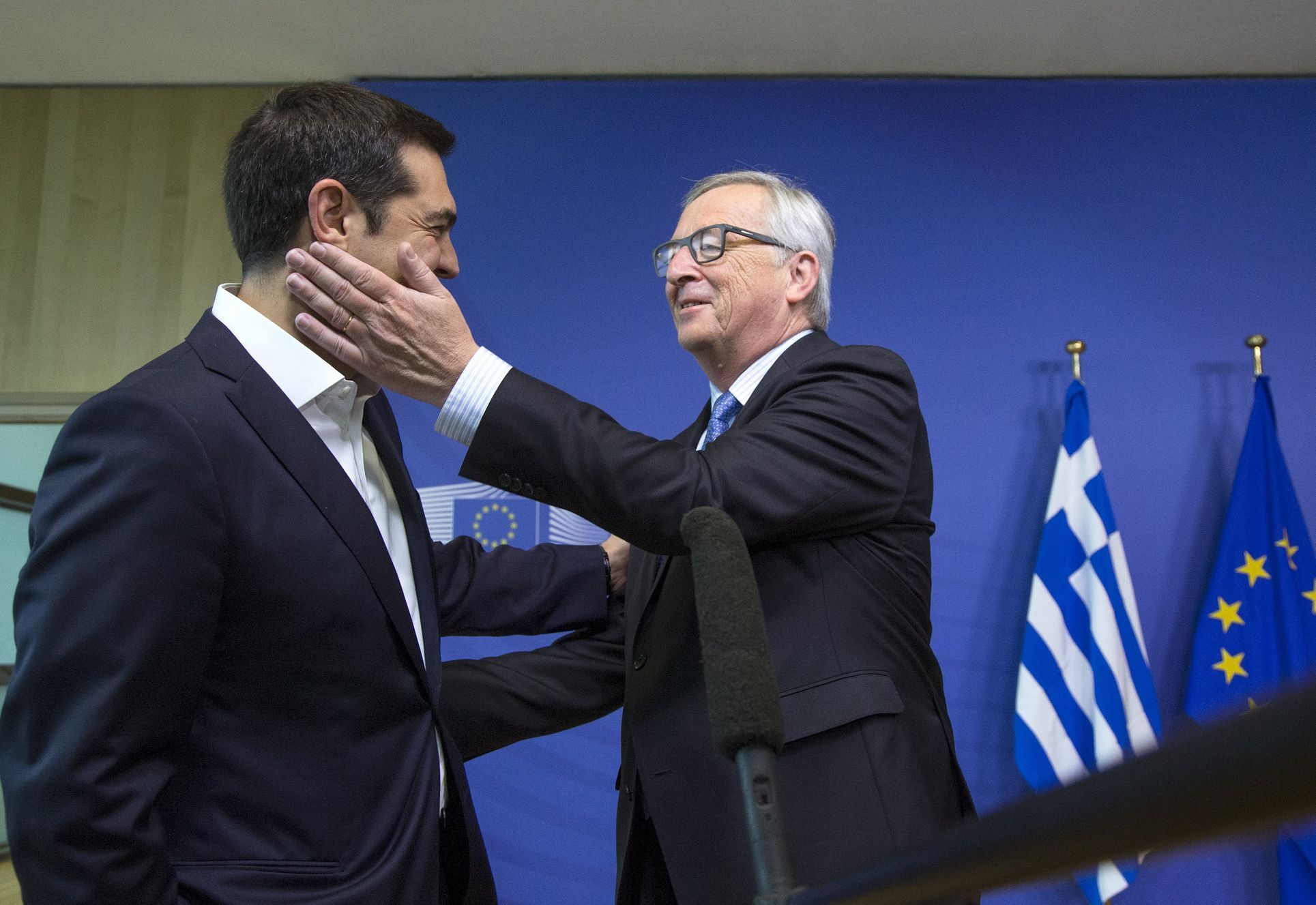 Řeckého premiéra Tsiprase vítá předseda Evropské komise Juncker, 22. června 2015