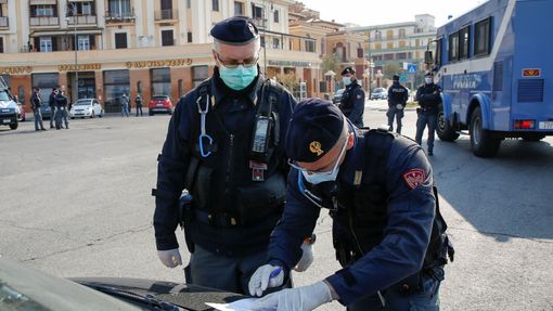 Italští policisté kontrolují doklady řidičů v Ostii nedaleko Říma.