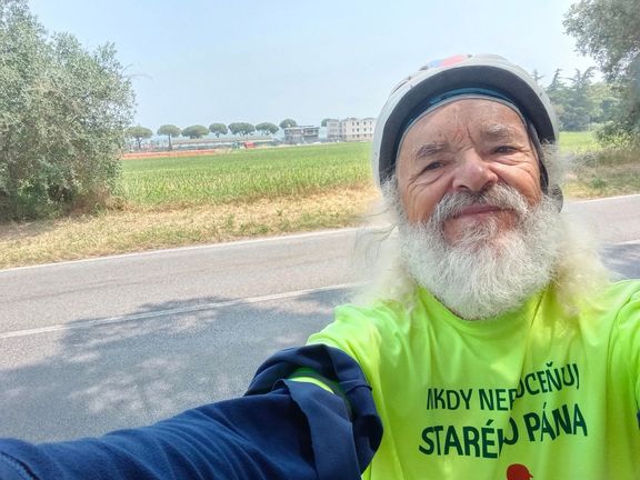 "Tam někde je jezero Lago Di Garda."