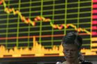 Čína našla viníka propadu akciových trhů. Zatkla novináře