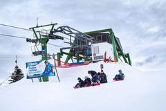 V Česku začala lyžařská sezona. Lyžuje se na Klínovci, v Krkonoších i Dolní Moravě