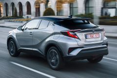 Prodej hybridů do října stoupl o dvě třetiny, nahrává tomu výhoda parkování v Praze