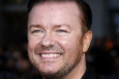 Ricky Gervais: Nechci slyšet stížnosti celebrit, zdravotníci pracují 14 hodin denně