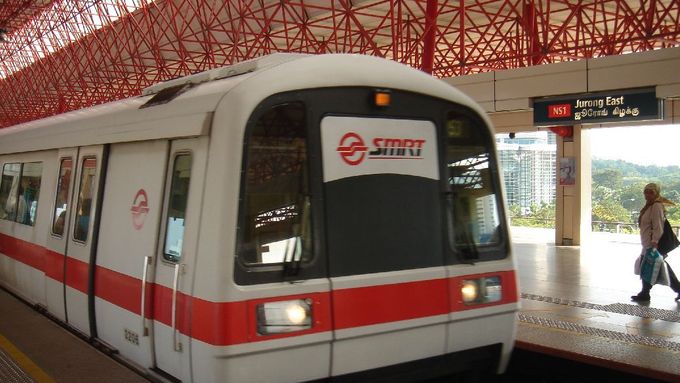 Veřejnou dopravu na autobusových a vlakových linkách zajišťuje v Singapuru společnost s názvem SMRT. Skrytý půvab jejího sloganu "SMRT - moving people, enhancing lives" (SMRT - převážíme lidi, obohacujeme životy) plně docení zřejmě jen Češi