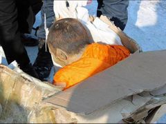 Mnich byl nalezen zabalený do hovězí kůže
