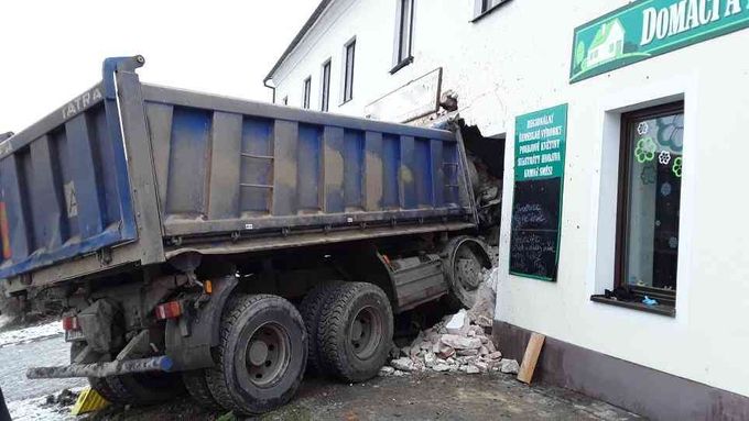 Řidič nákladního vozu na Blanensku usnul, naboural do restaurace.