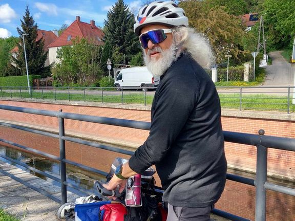 Děda na kolobrndě.