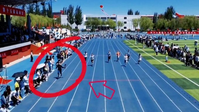 Student měl za úkol na Datongské univerzitě v provincii Šan-si natočit běh na sto metrů. Rozhodl se, že chvíli poběží se samotnými závodníky.